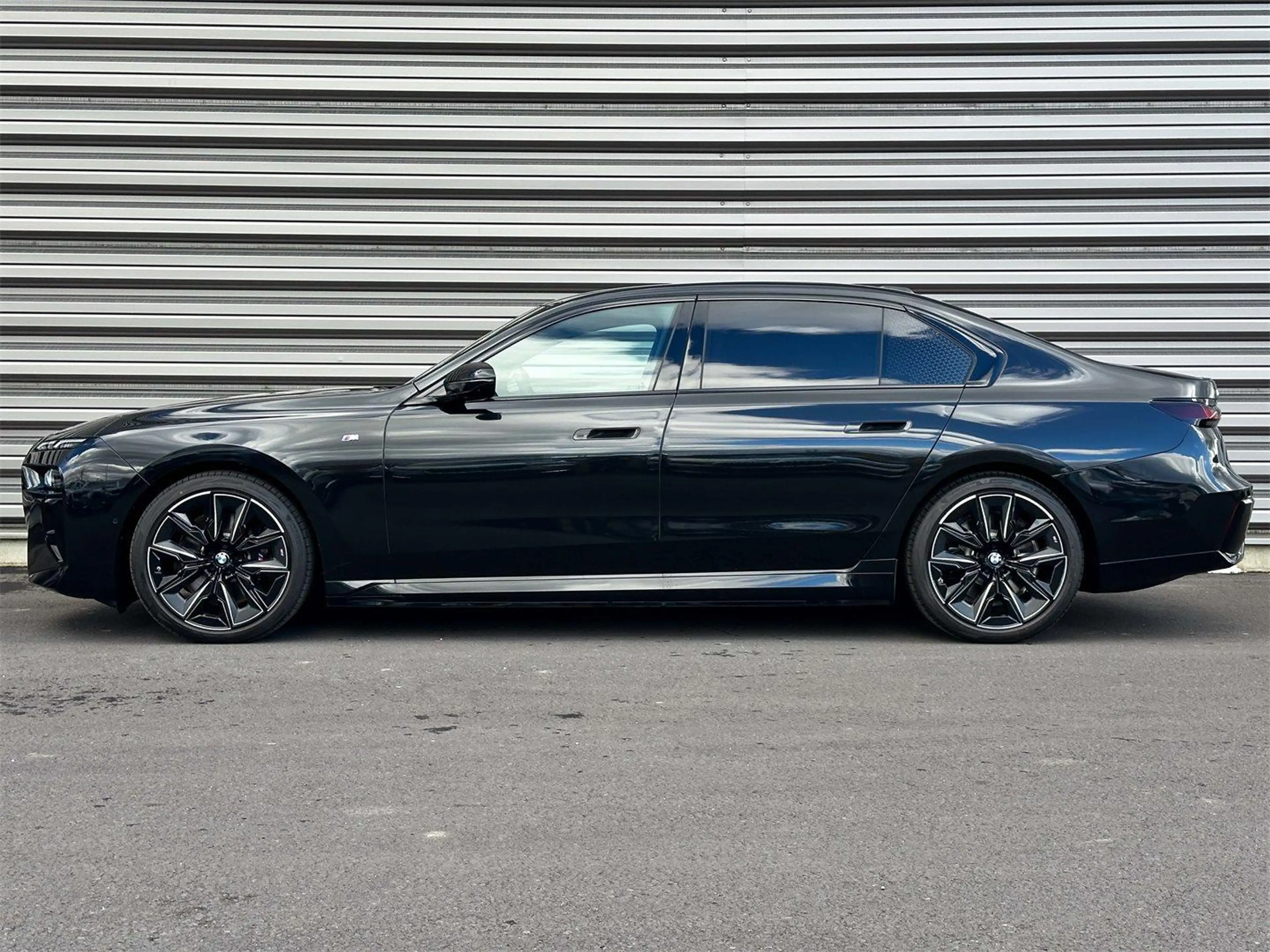 BMW i7 xDrive60 — photo 6