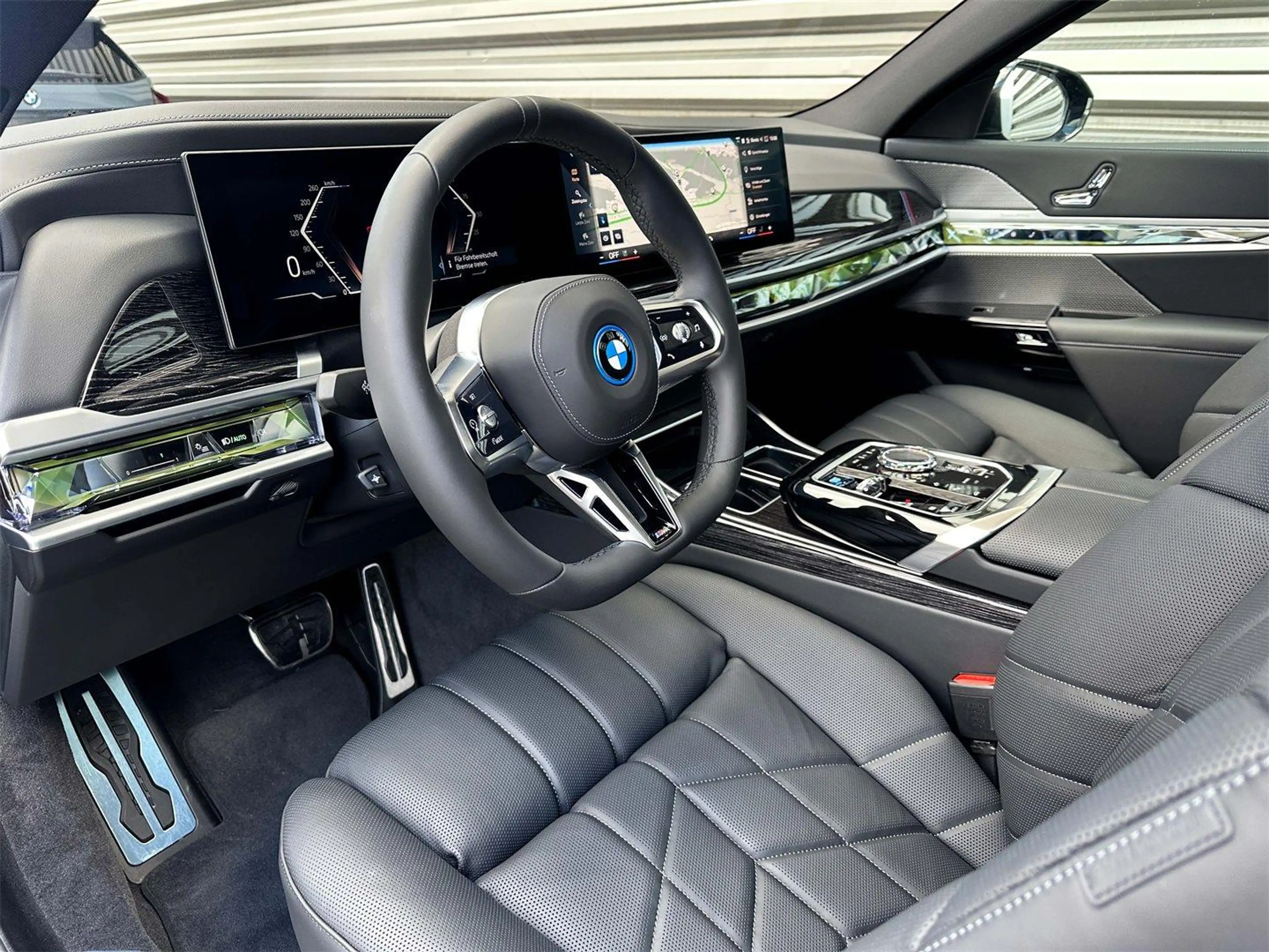 BMW i7 xDrive60 — photo 8