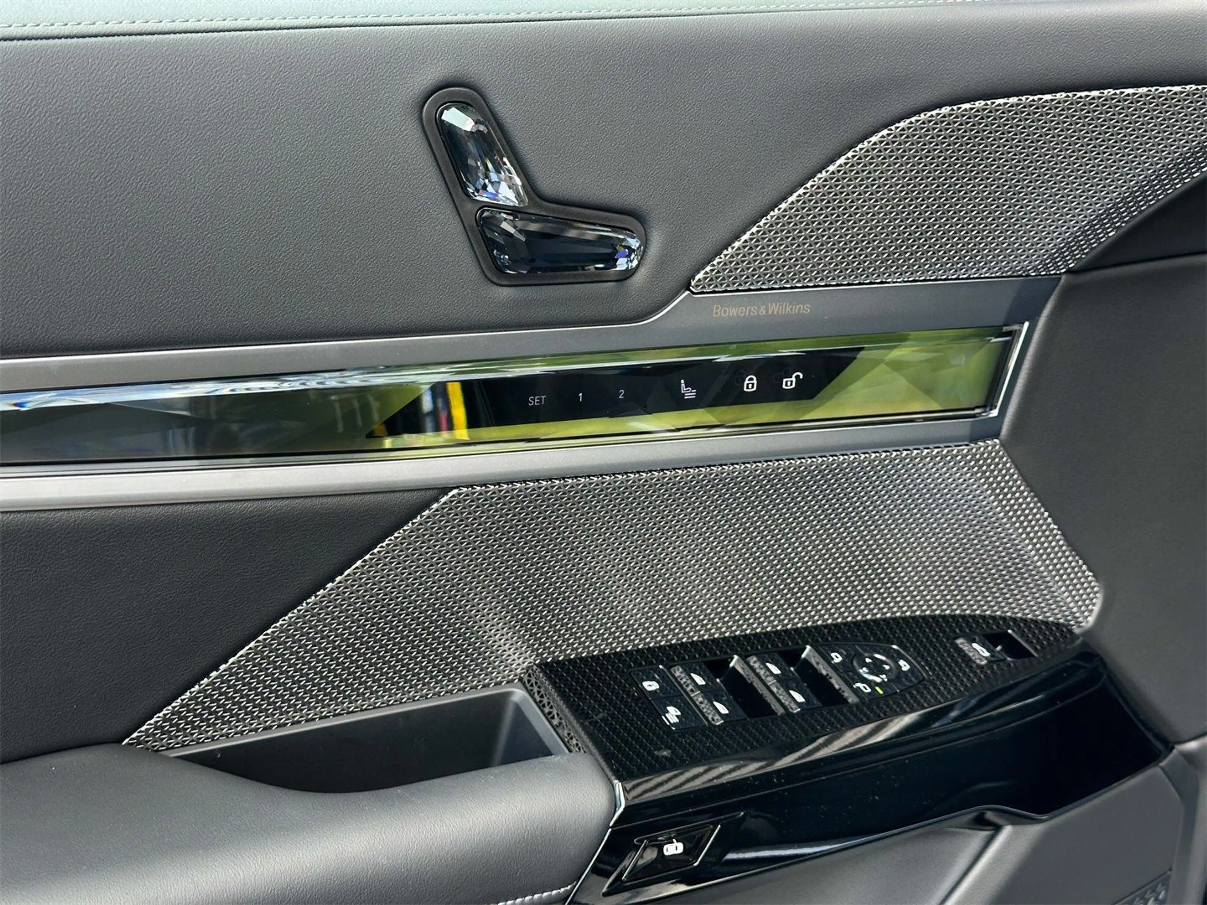 BMW i7 xDrive60 — photo 12