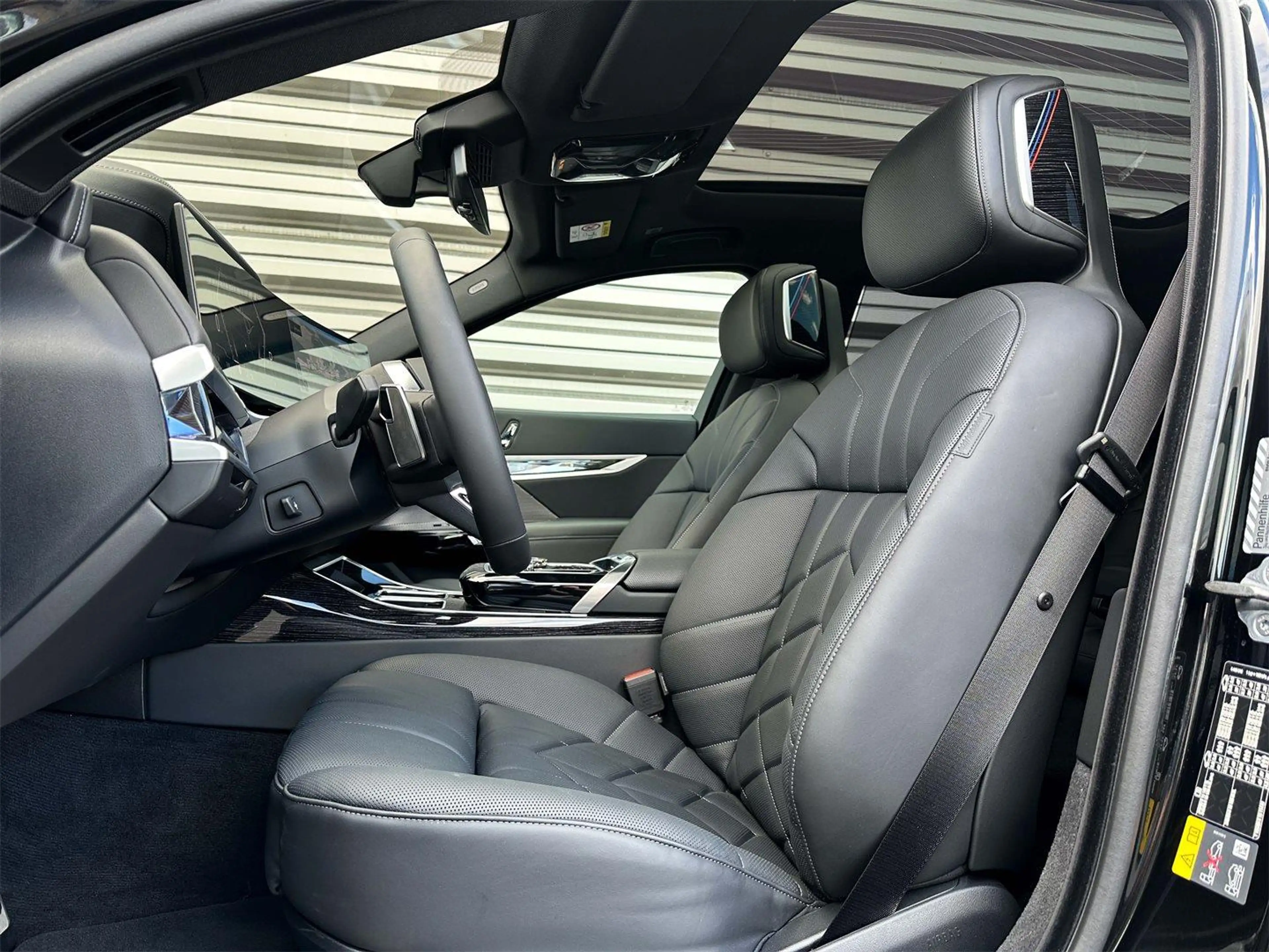 BMW i7 xDrive60 — photo 13