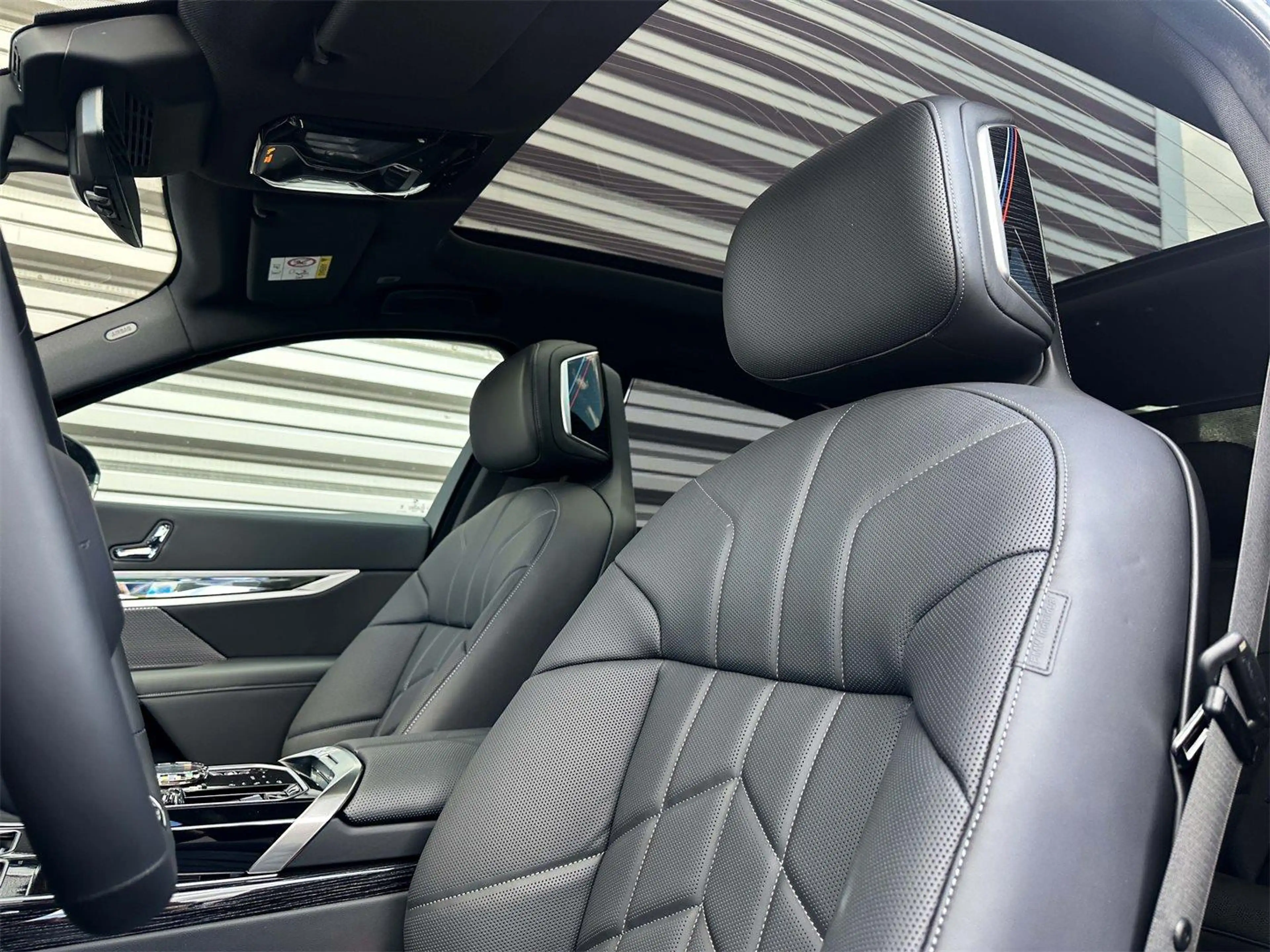 BMW i7 xDrive60 — photo 14