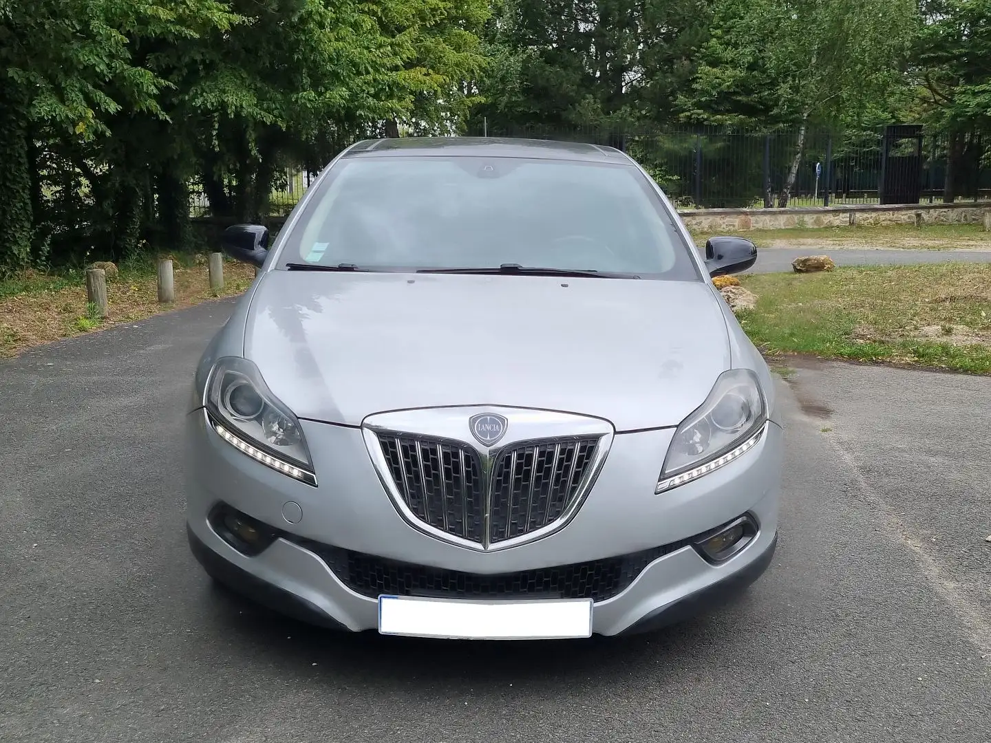 Lancia Delta 1.4 16V T-JET 120 PLATINO Gris - 2