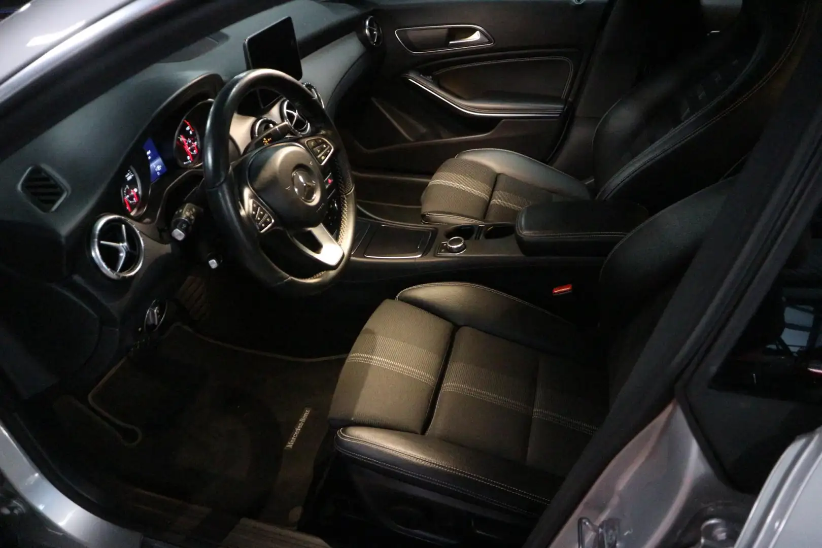 Mercedes-Benz CLA 180 Shooting Brake d Business Solution Grijs - 2