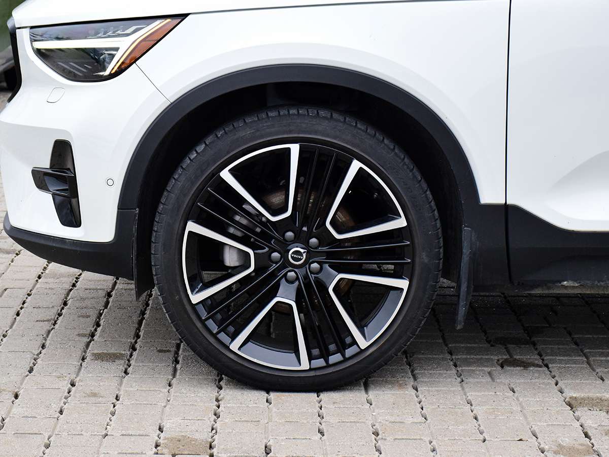 2024 Volvo XC40 B5 AWD Ultimate Dark Theme — снимка 1