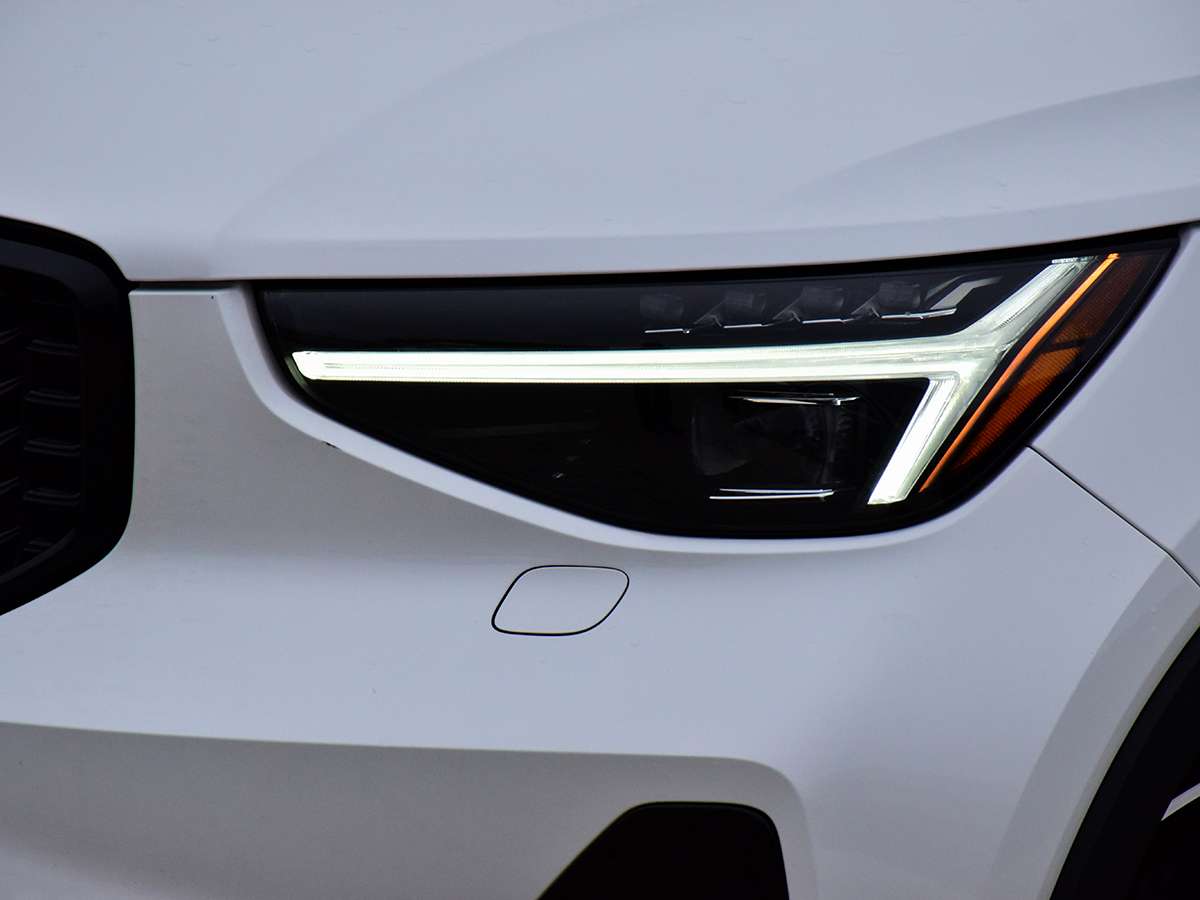 2024 Volvo XC40 B5 AWD Ultimate Dark Theme — снимка 1