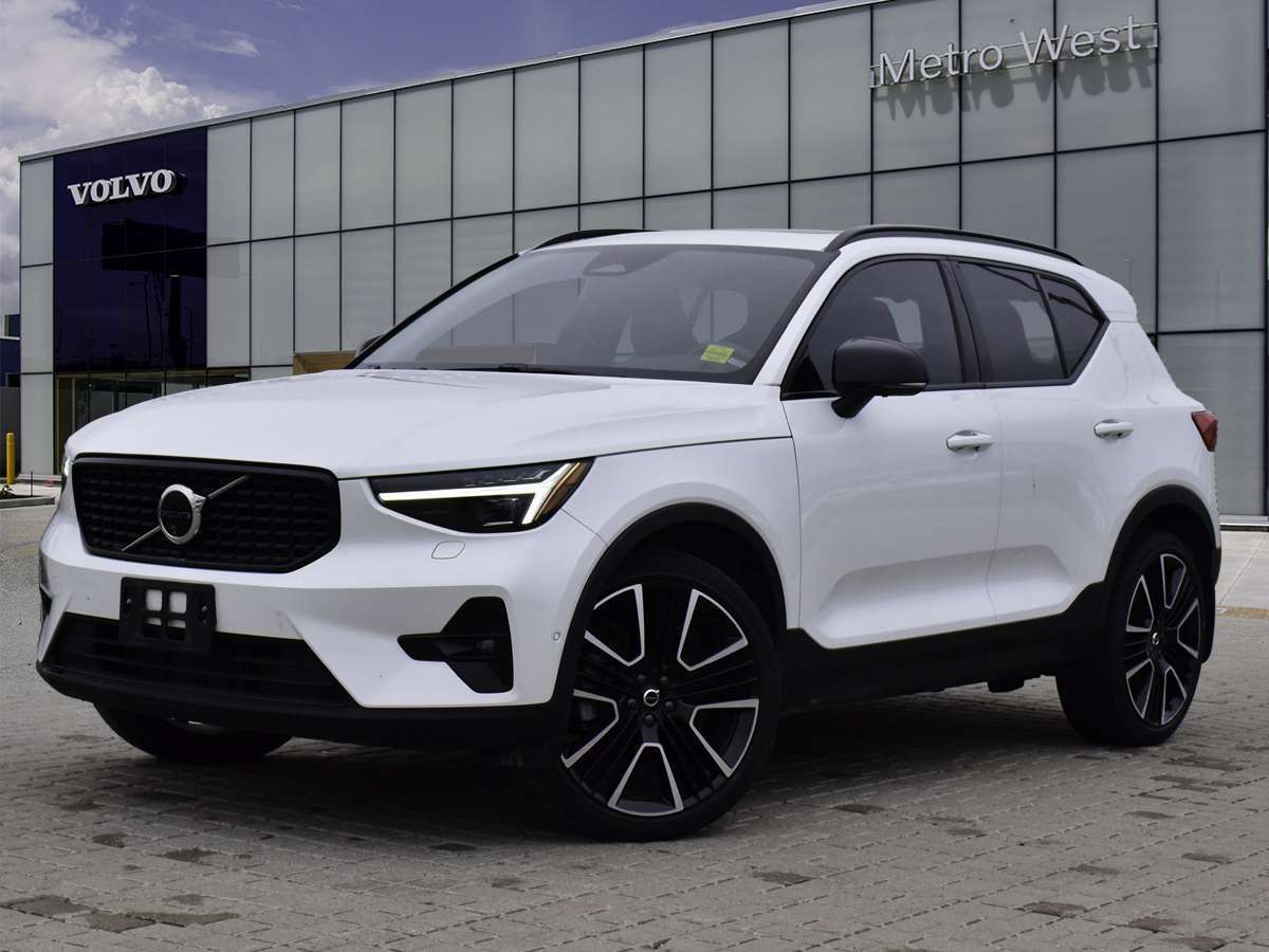 2024 Volvo XC40 B5 AWD Ultimate Dark Theme
