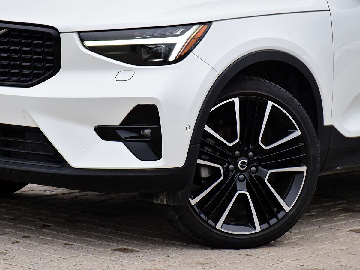 2024 Volvo XC40 B5 AWD Ultimate Dark Theme — снимка 1