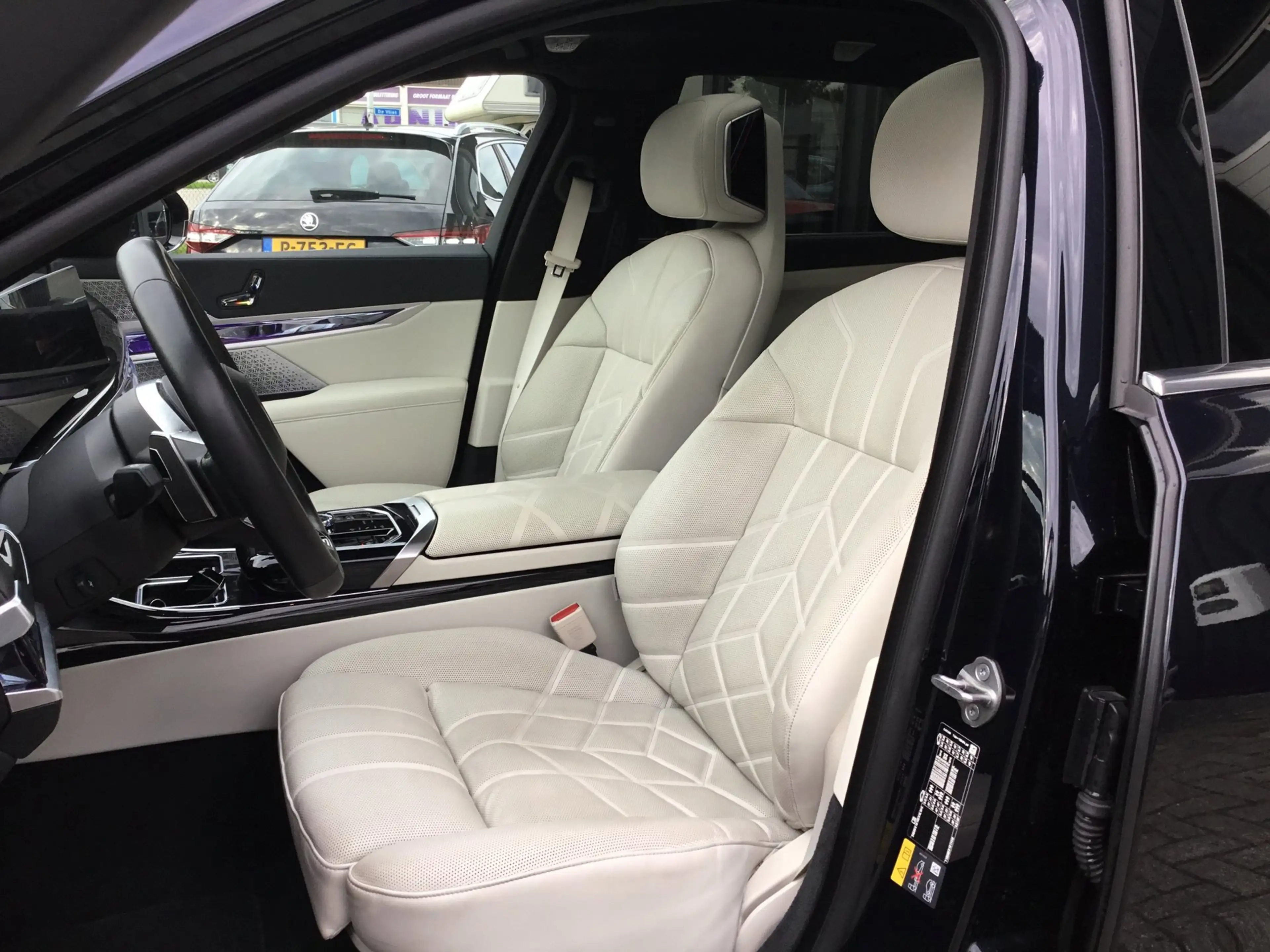 BMW 750 7-serie 750e xDrive M-SPORT — photo 8