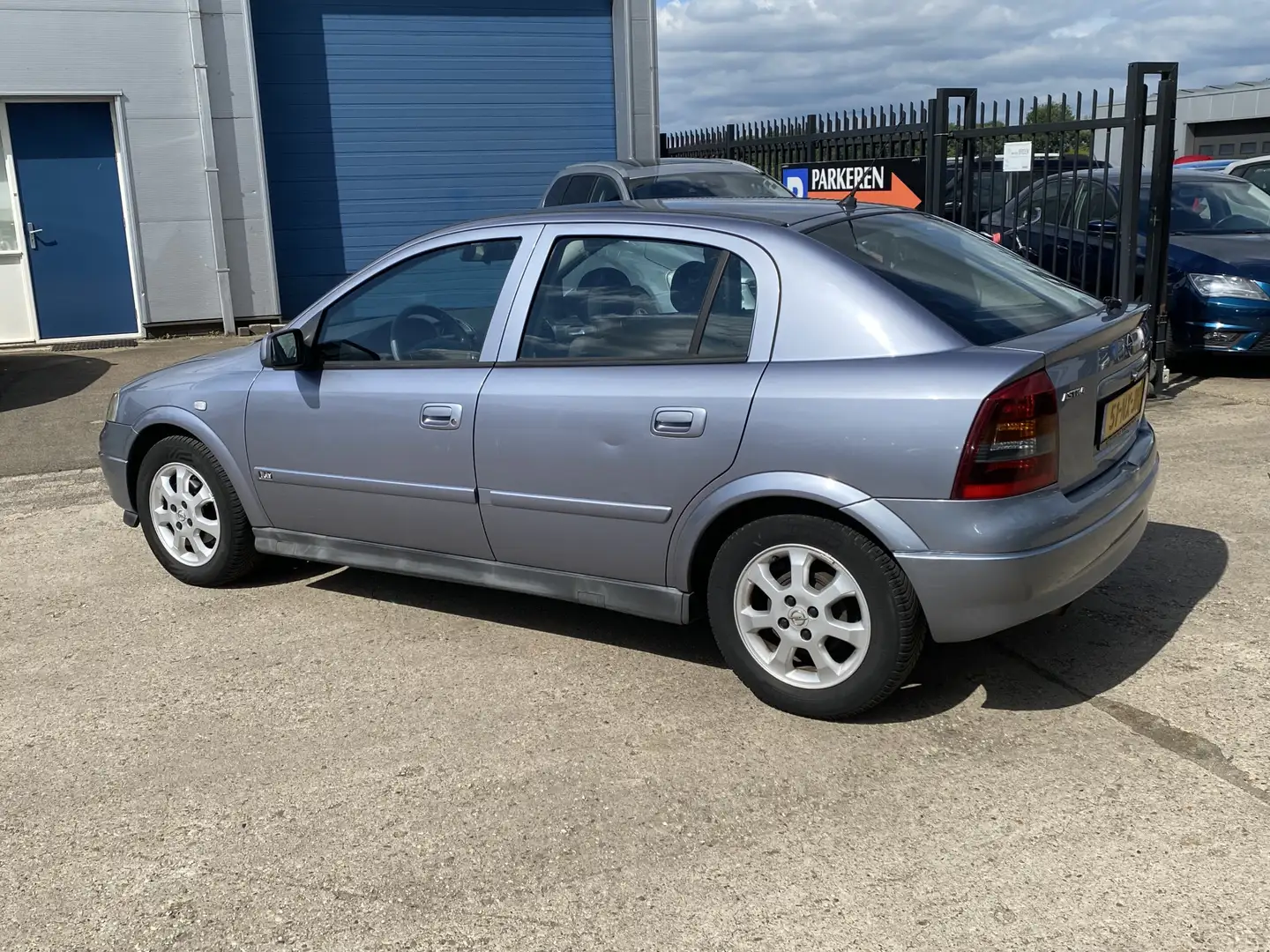 Opel Astra 1.6 8V Edition 5-DEURS, APK TOT 07-07-26, AIRCO, C Grijs - 2