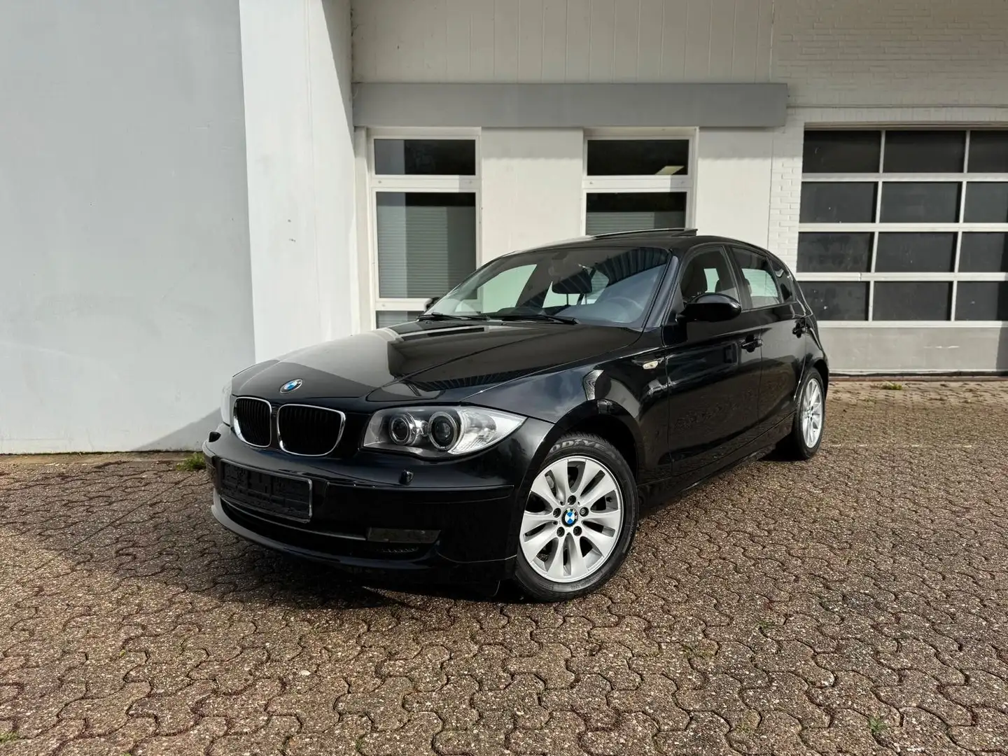 BMW 116 i Bi-Xenon Navi Schiebedach AHK ATM Rechnung! Noir - 1