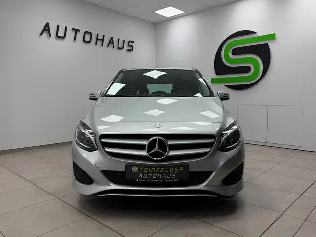 Mercedes-Benz 220 view 2