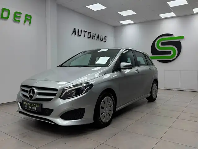 Mercedes-Benz 220 view 3
