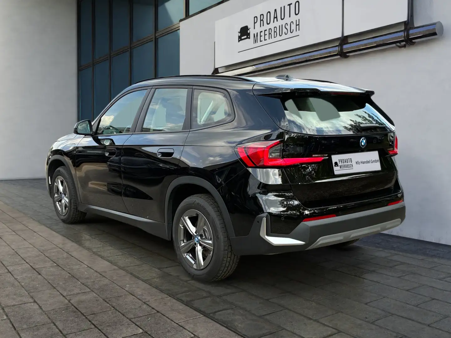 BMW X1 30e xDrive AHK/ACC/HEADUP/ADAPTIVLED/H&K/360° Schwarz - 2
