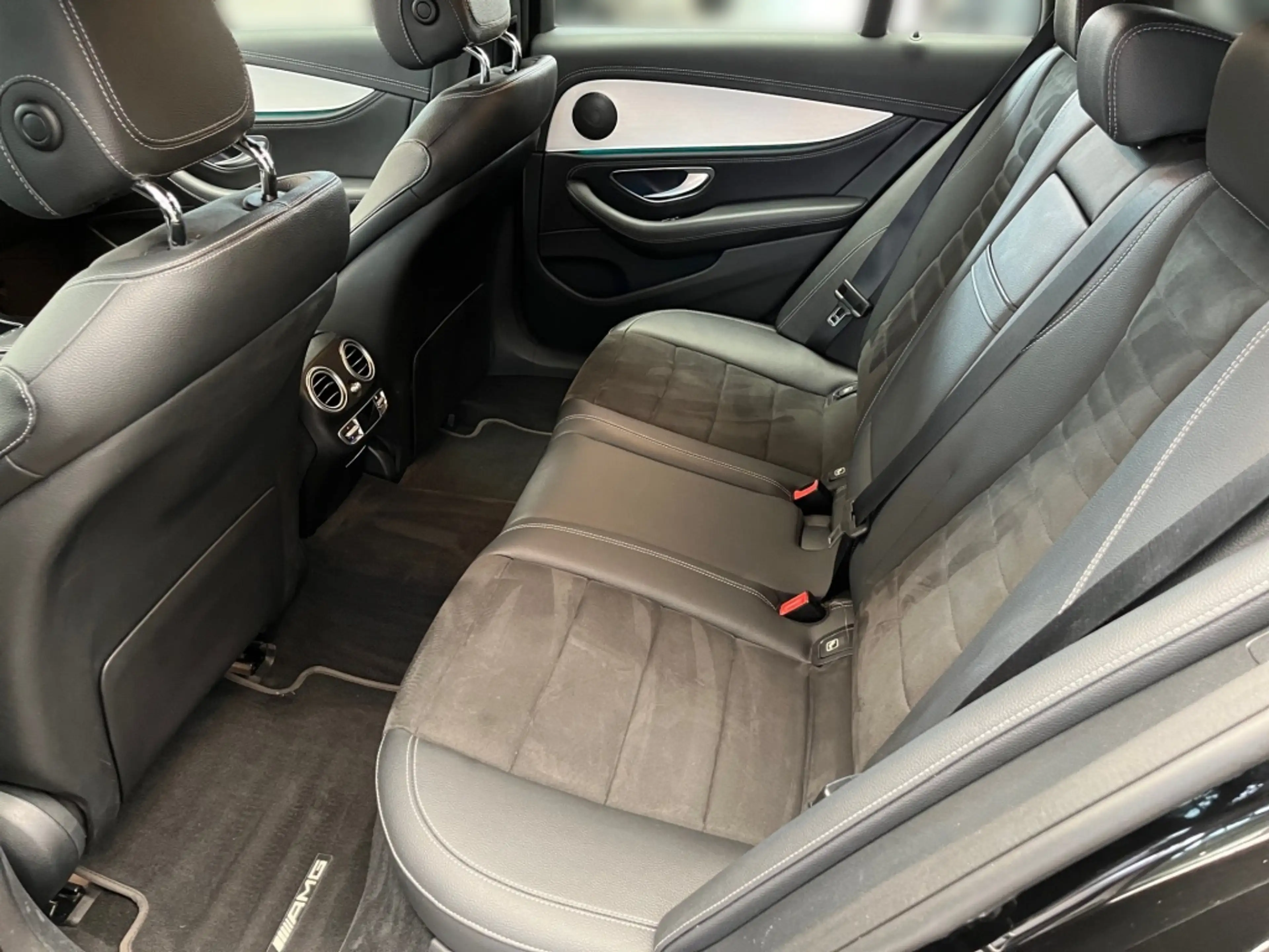 Mercedes-Benz E 400 dT 4M AMG AHK Totwi. LED SHZ Sport Ambie. — photo 11