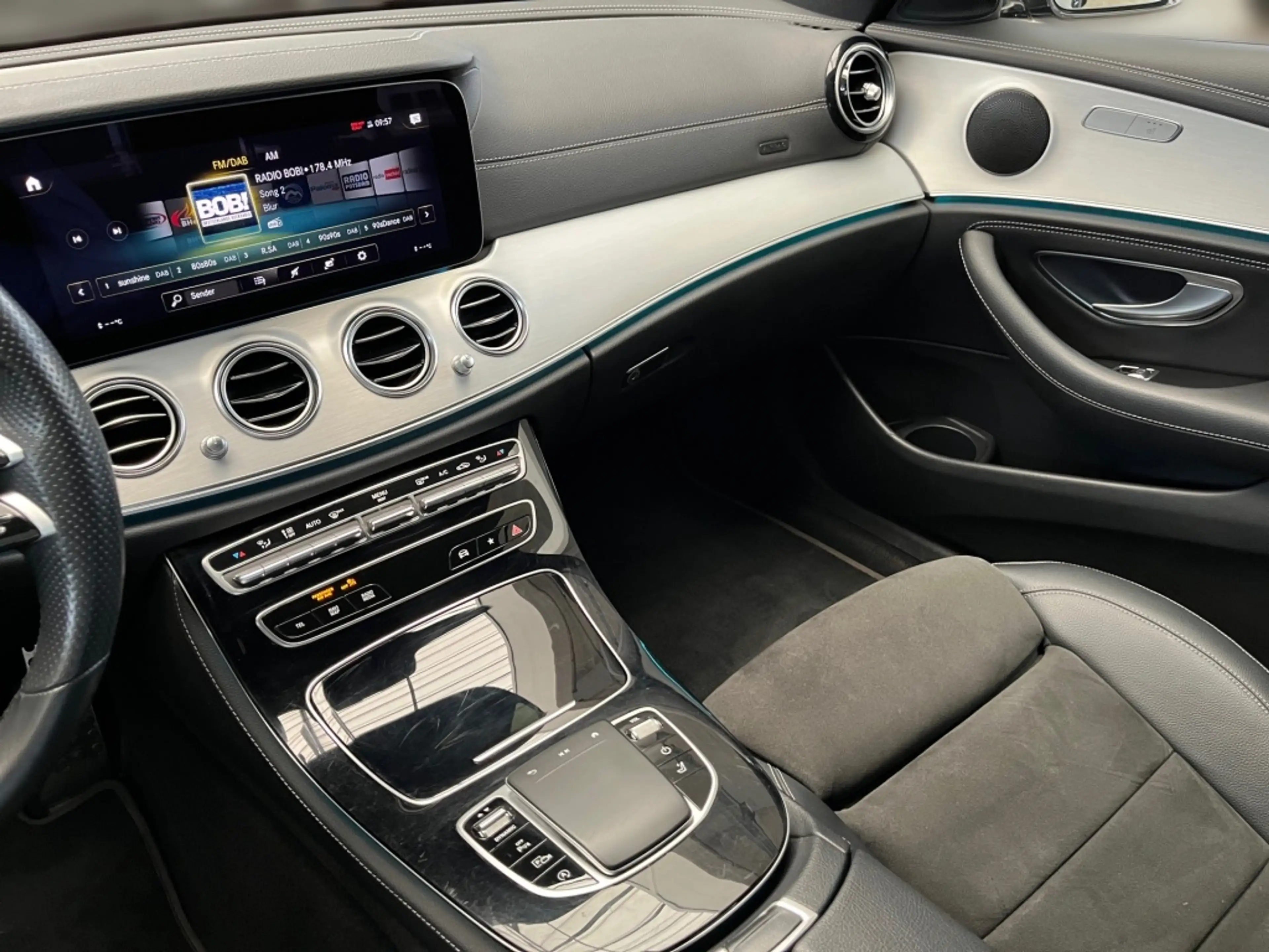 Mercedes-Benz E 400 dT 4M AMG AHK Totwi. LED SHZ Sport Ambie. — photo 9