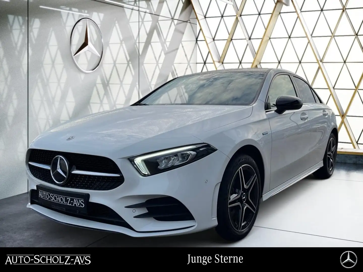Mercedes-Benz A 250 e Limousine AMG Night*EDITION*KAM*CarPlay* Weiß - 1