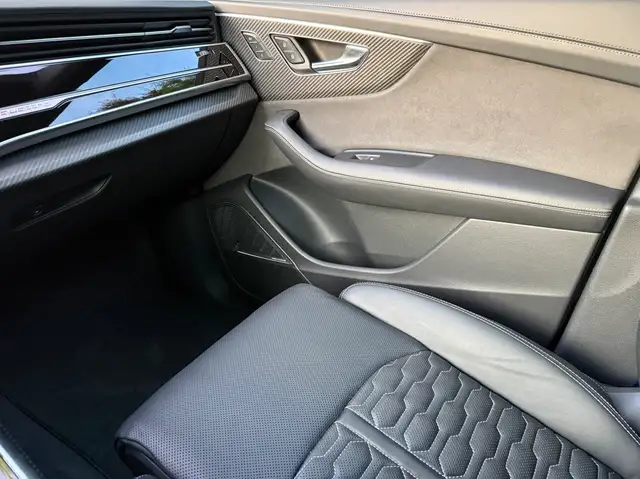 Audi RS Q8 view 14