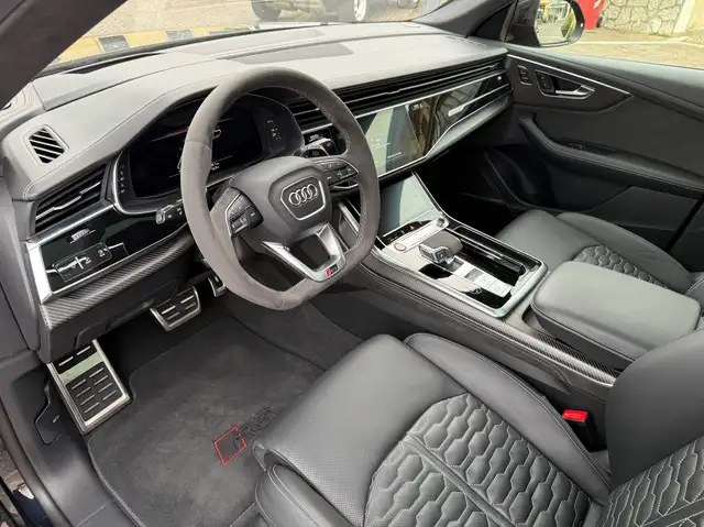 Audi RS Q8 view 10