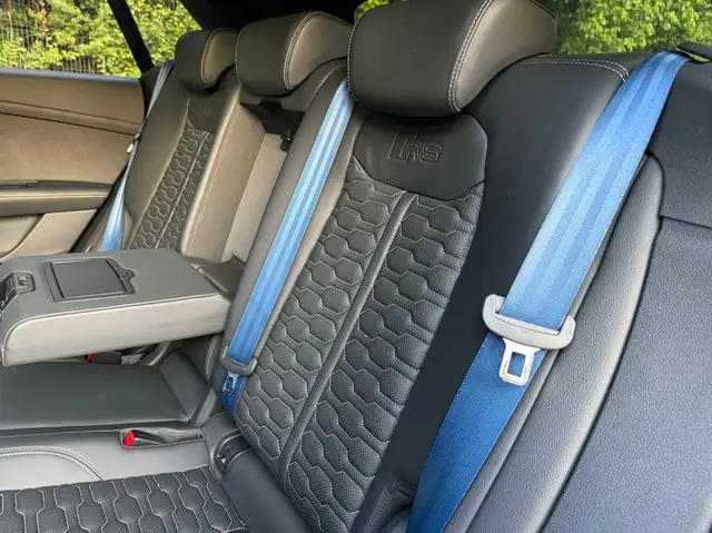 Audi RS Q8 view 11