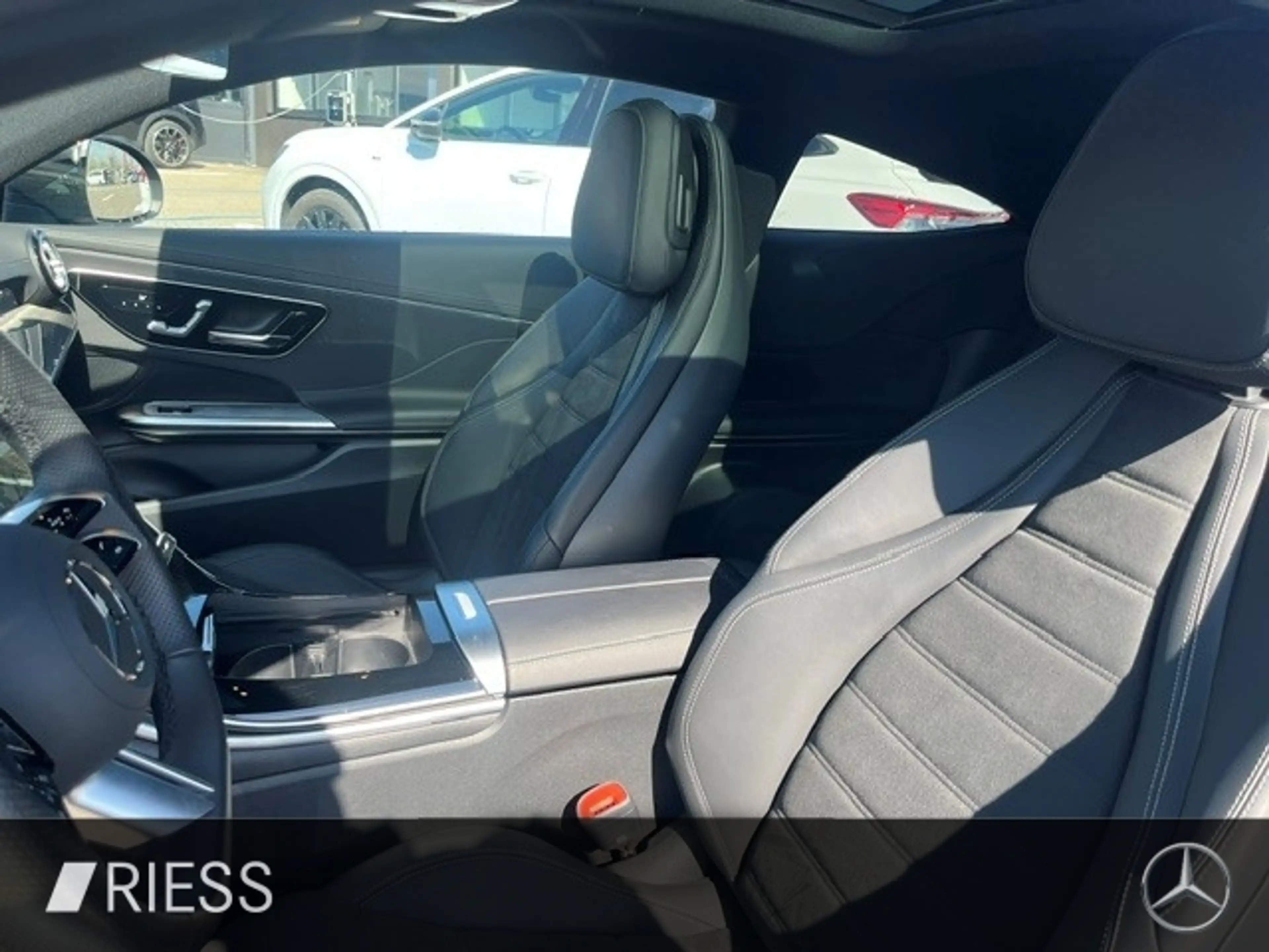 Mercedes-Benz CLE 300 e AMG Sport DIGITAL LIght Pano Distr 19" — photo 11