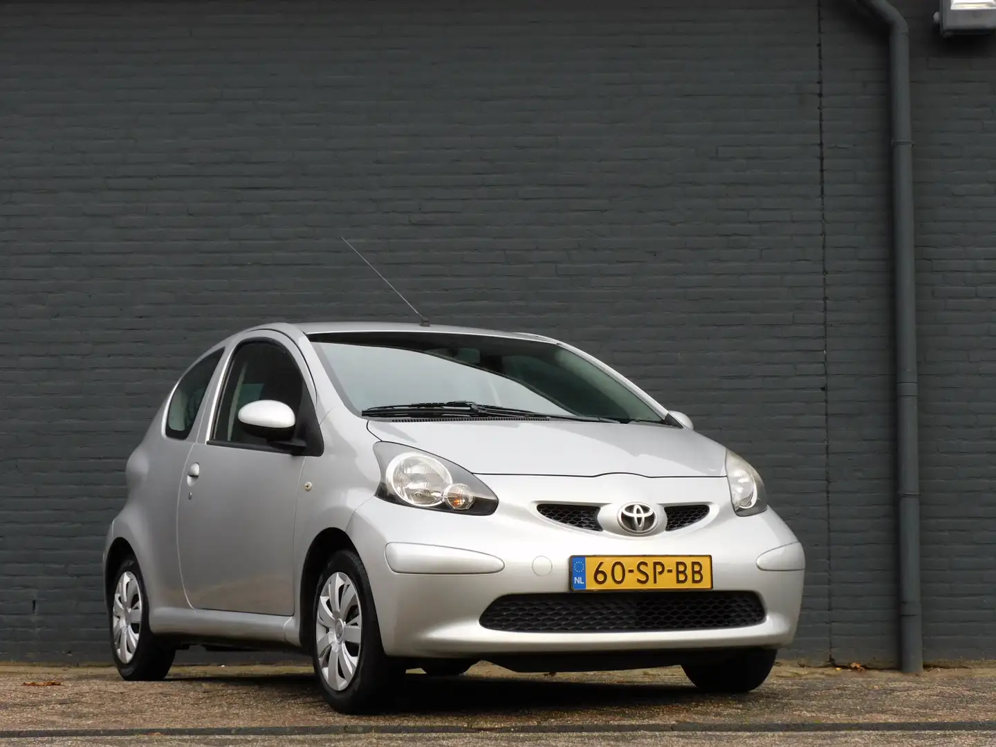 Toyota Aygo 1.0-12V AIRCO! AUX! APK T/M 17-10-2026! NIEUWE KOP Grijs - 2