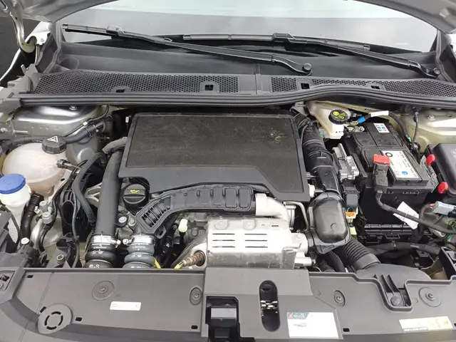 Peugeot 208 view 5