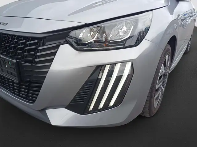 Peugeot 208 view 9