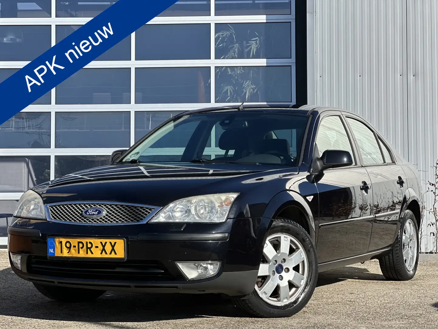 Ford Mondeo 1.8 16v Futura 126pk | Aux | Bekerhouder | Climate Zwart - 1