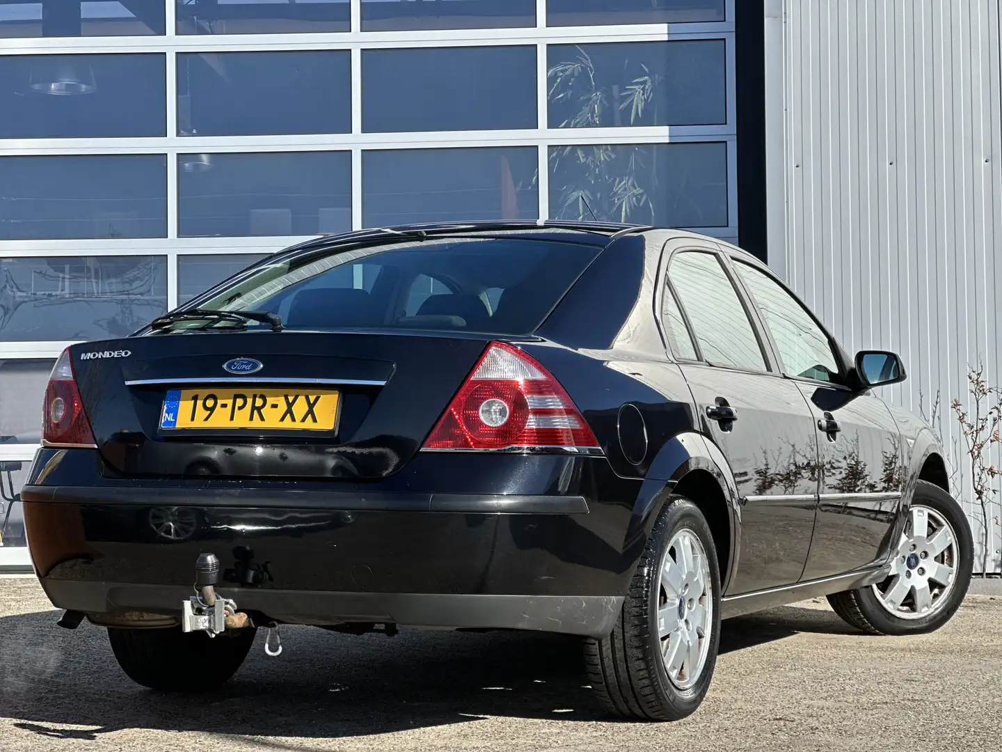 Ford Mondeo 1.8 16v Futura 126pk | Aux | Bekerhouder | Climate Zwart - 2