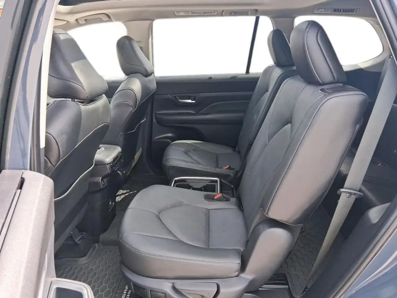Toyota Grand Highlander photo Toyota Grand Highlander
