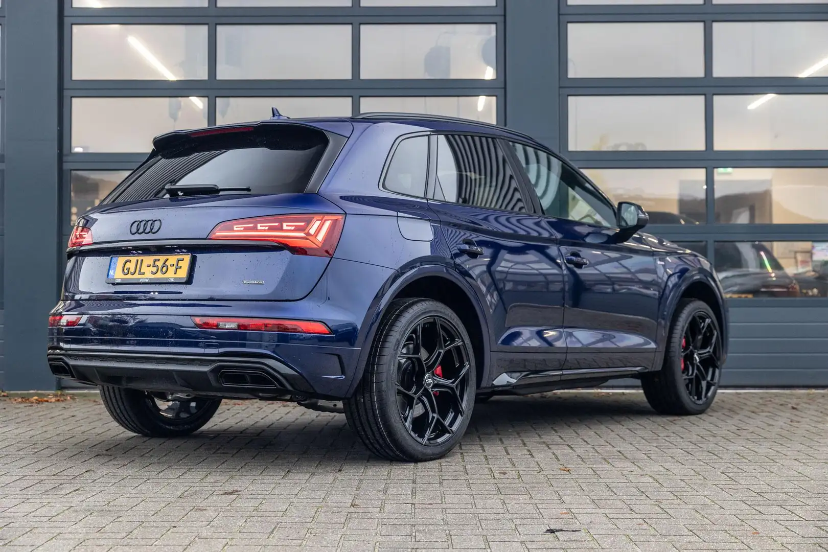 Audi Q5 55 TFSI e 367pk S edition Competition | Panoramada Blauw - 2