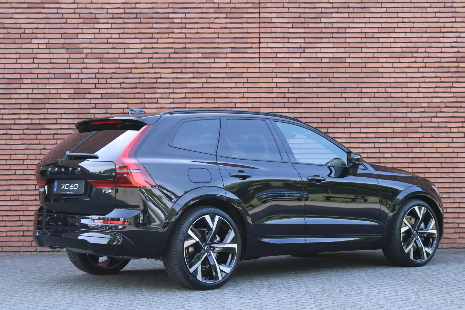Volvo XC60 T6 Plug-in hybrid AWD Essential | 22'' Lichtmetale Zwart - 2