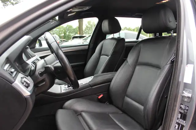 BMW 5 Series view 4