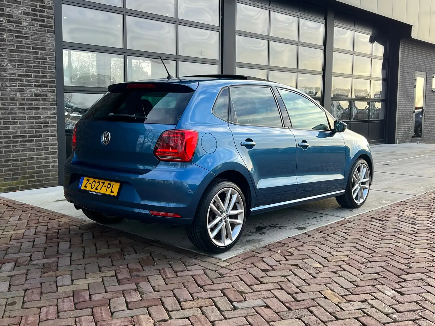 Volkswagen Polo 1.2 TSI First Edition | Pano | Clima | Navi | Blauw - 2