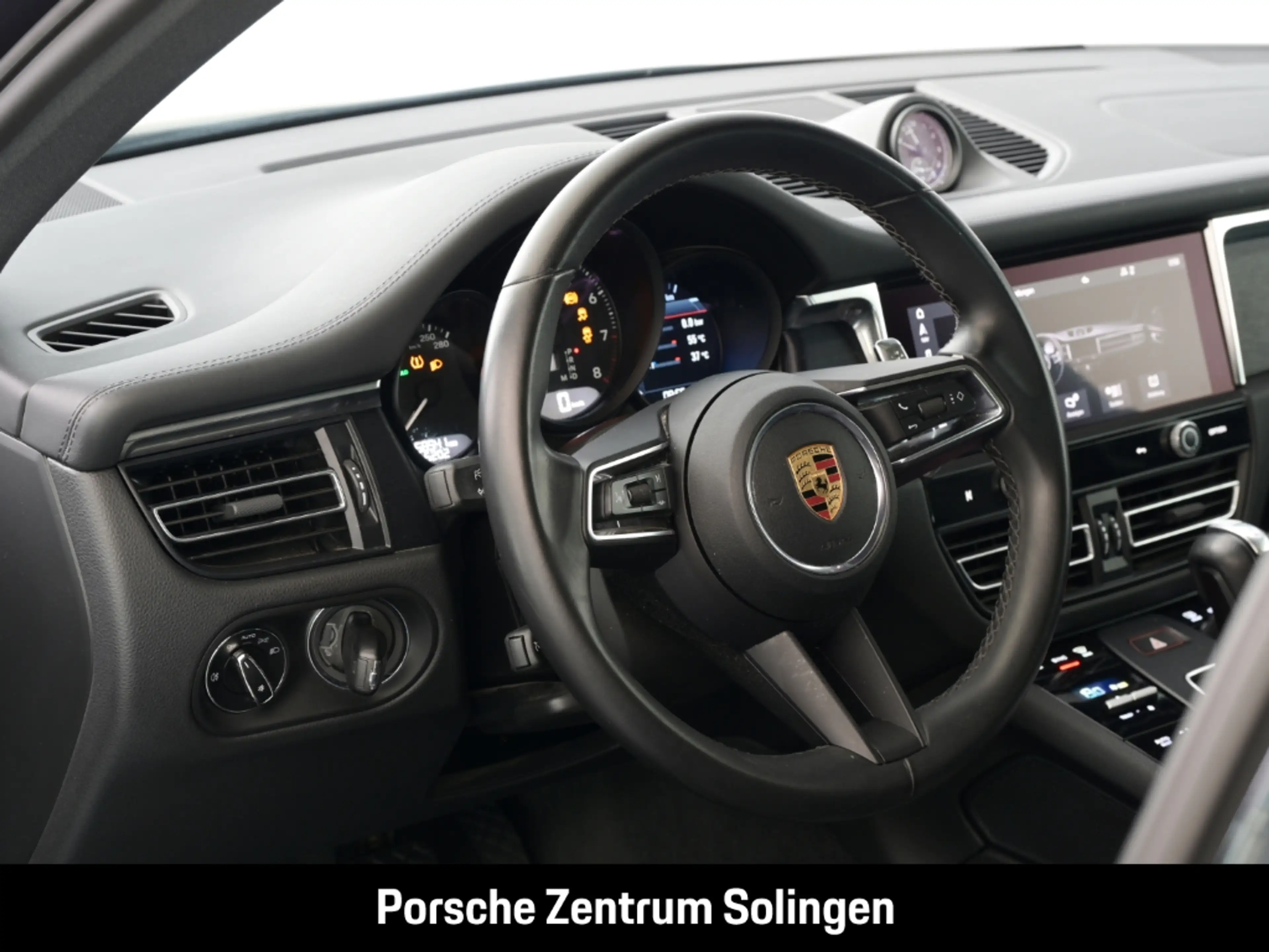 Porsche Macan GTS PANO LUFT AHK 21'' PRIVACY 1. Hand — photo 13