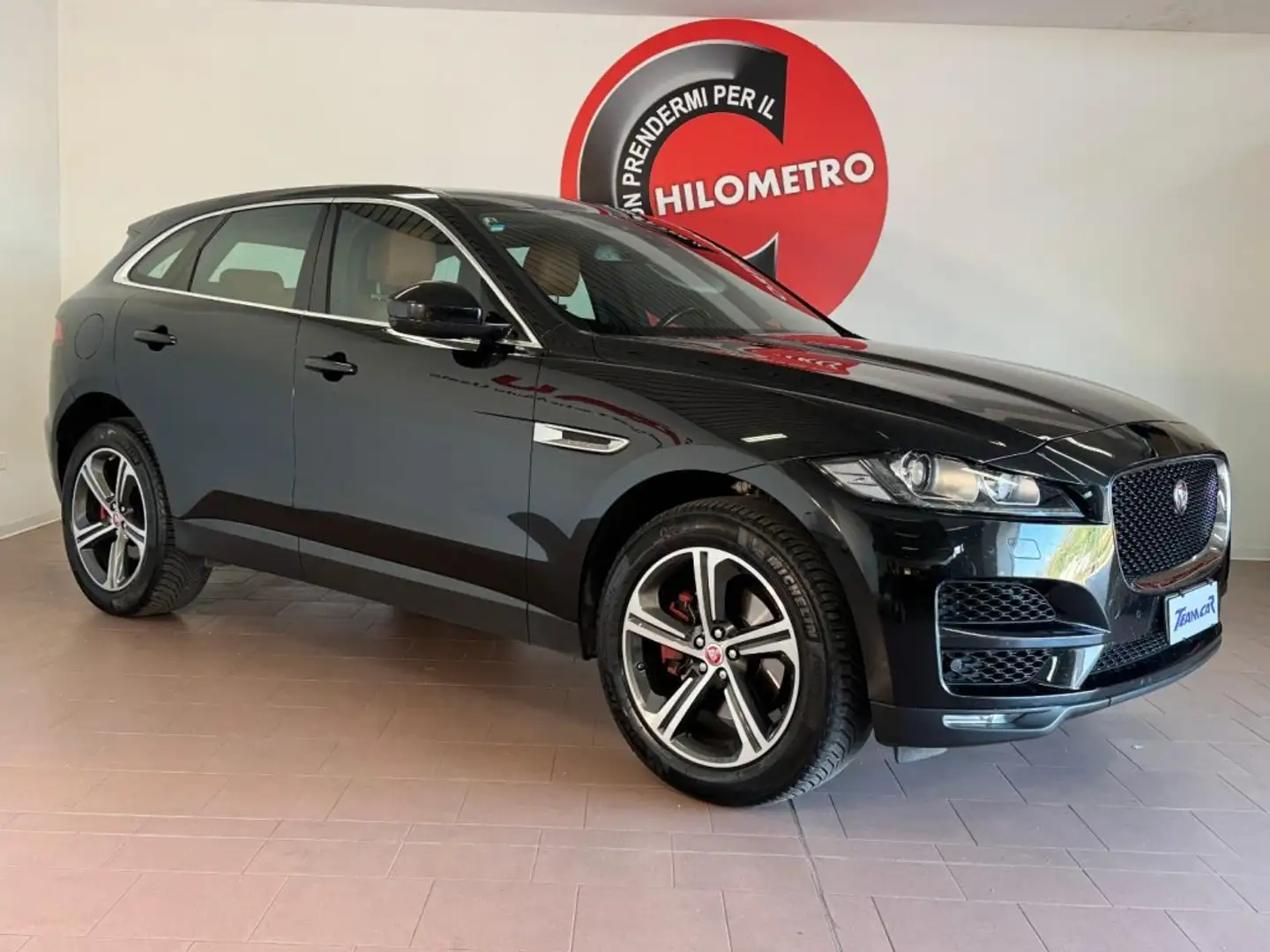 Jaguar F-Pace 3.0 D V6 300 CV AWD aut. First Edition PELLE Nero - 1