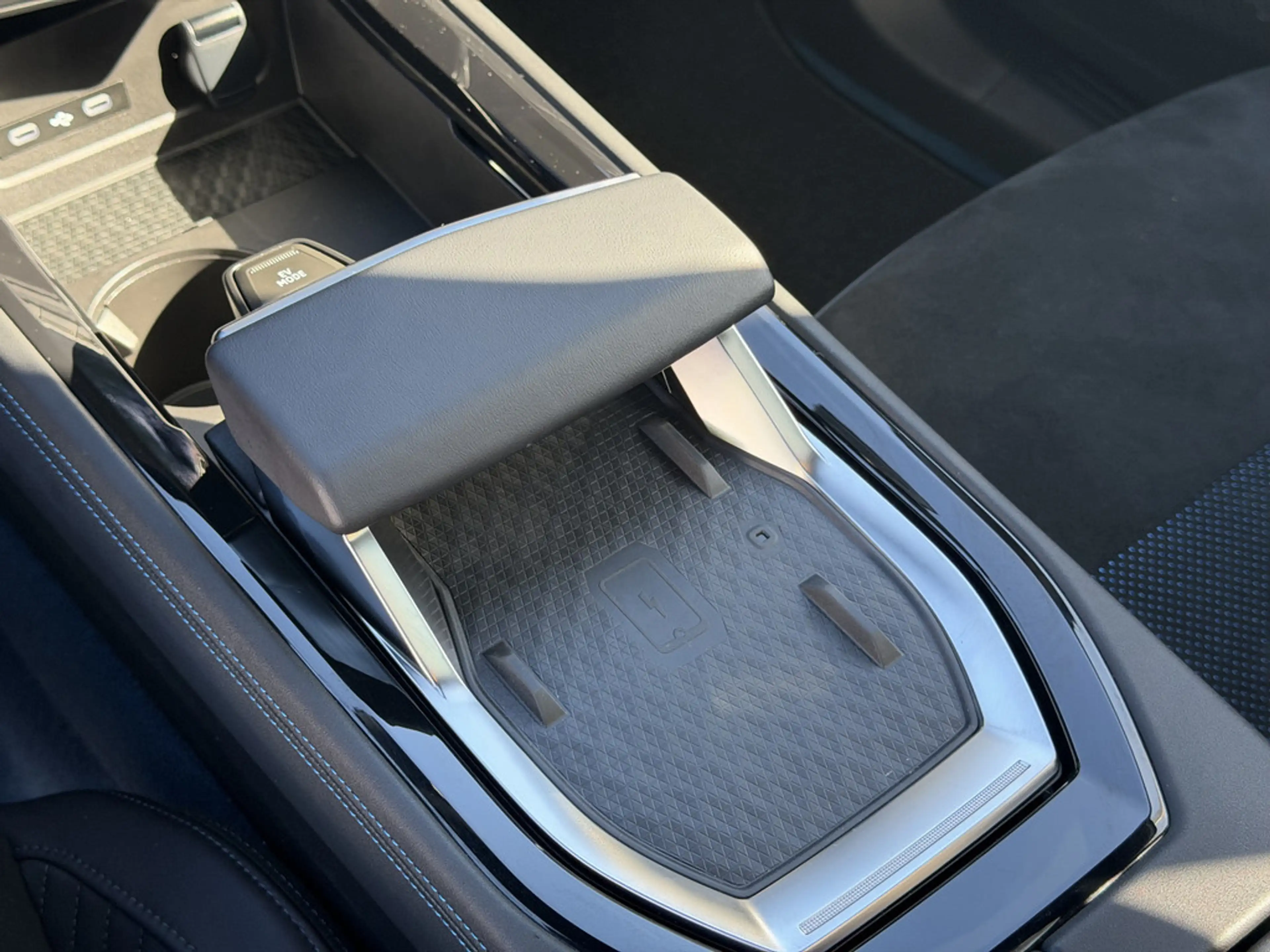 Renault Rafale 300 E-Tech Plug-in Hybrid 4x4 Atelier Alpine — photo 11