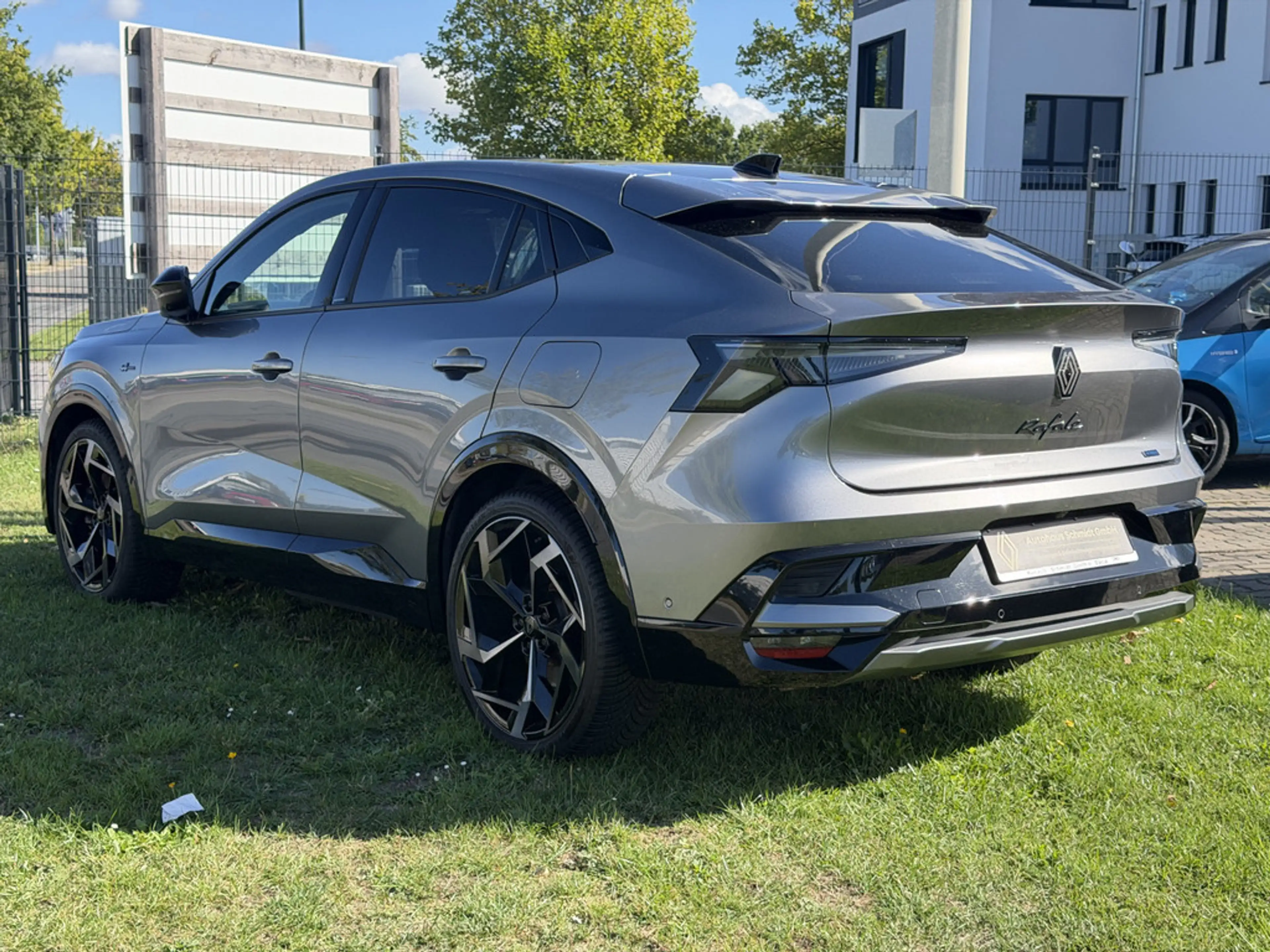 Renault Rafale 300 E-Tech Plug-in Hybrid 4x4 Atelier Alpine — photo 2