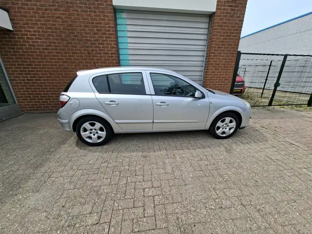 Opel Astra view 8