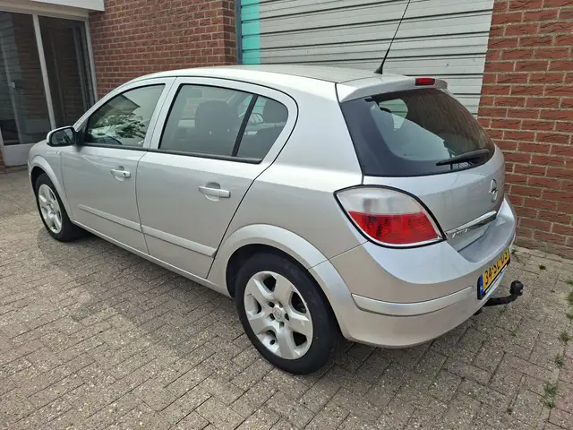 Opel Astra view 3