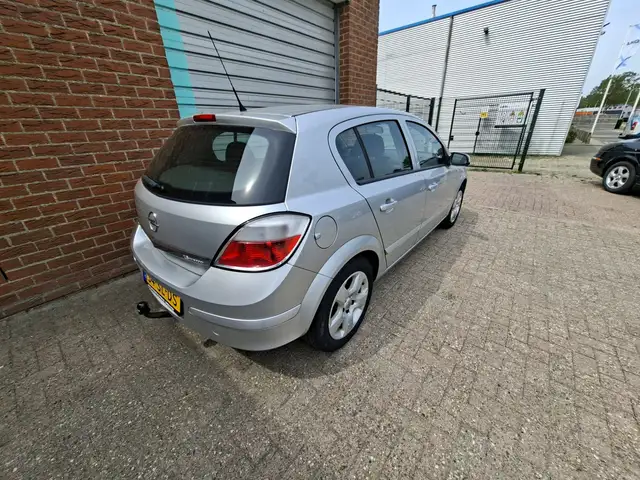 Opel Astra view 4
