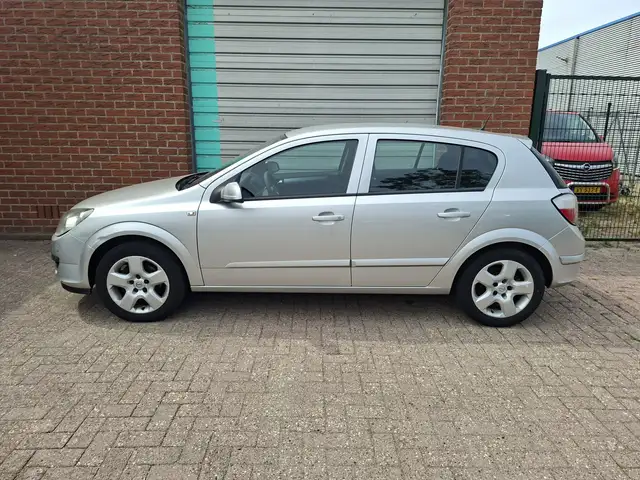 Opel Astra view 7