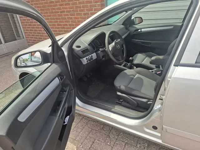 Opel Astra view 5
