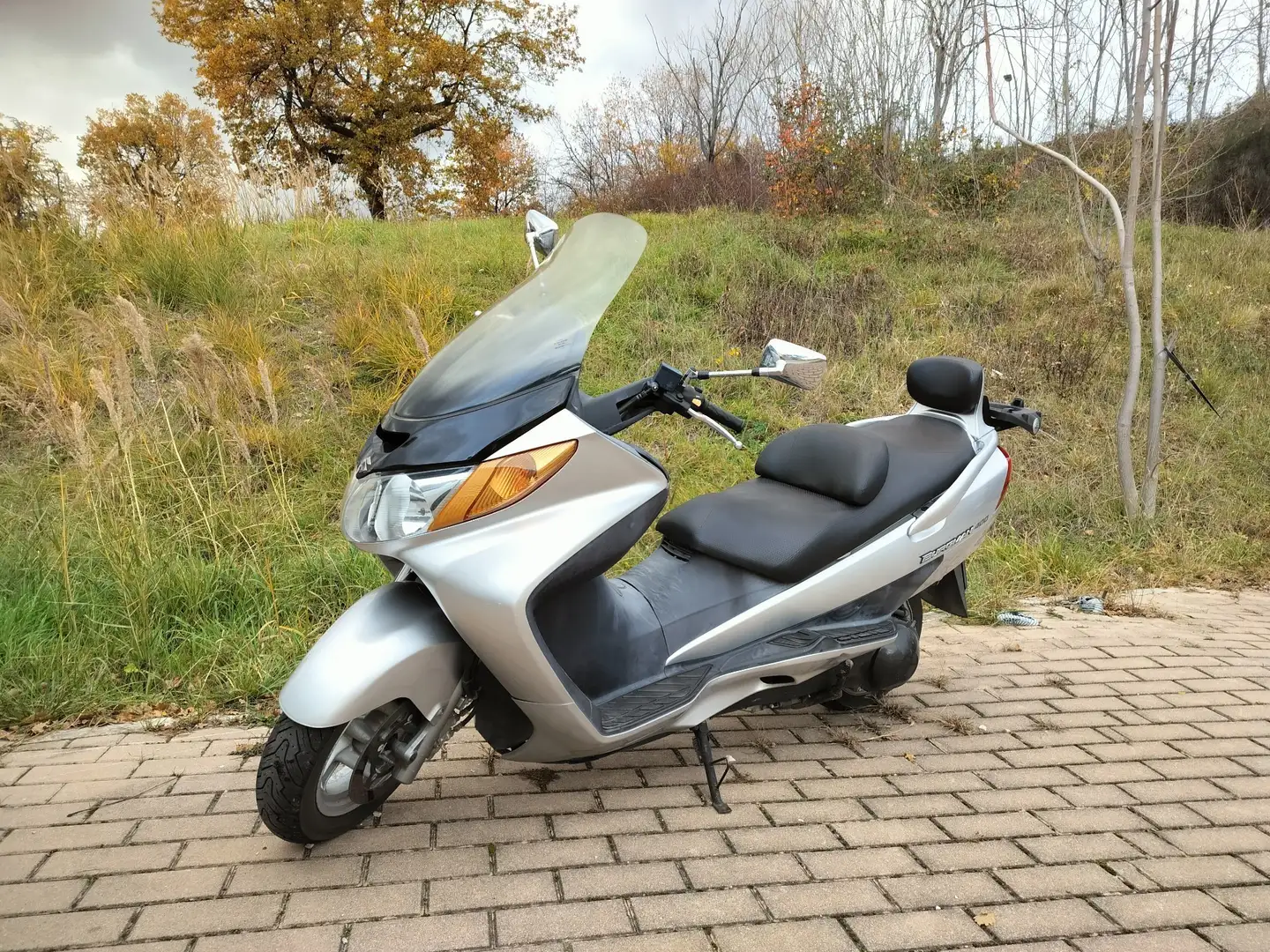 Suzuki Burgman 400 Argintiu - 1