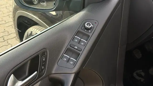 Volkswagen Tiguan view 17