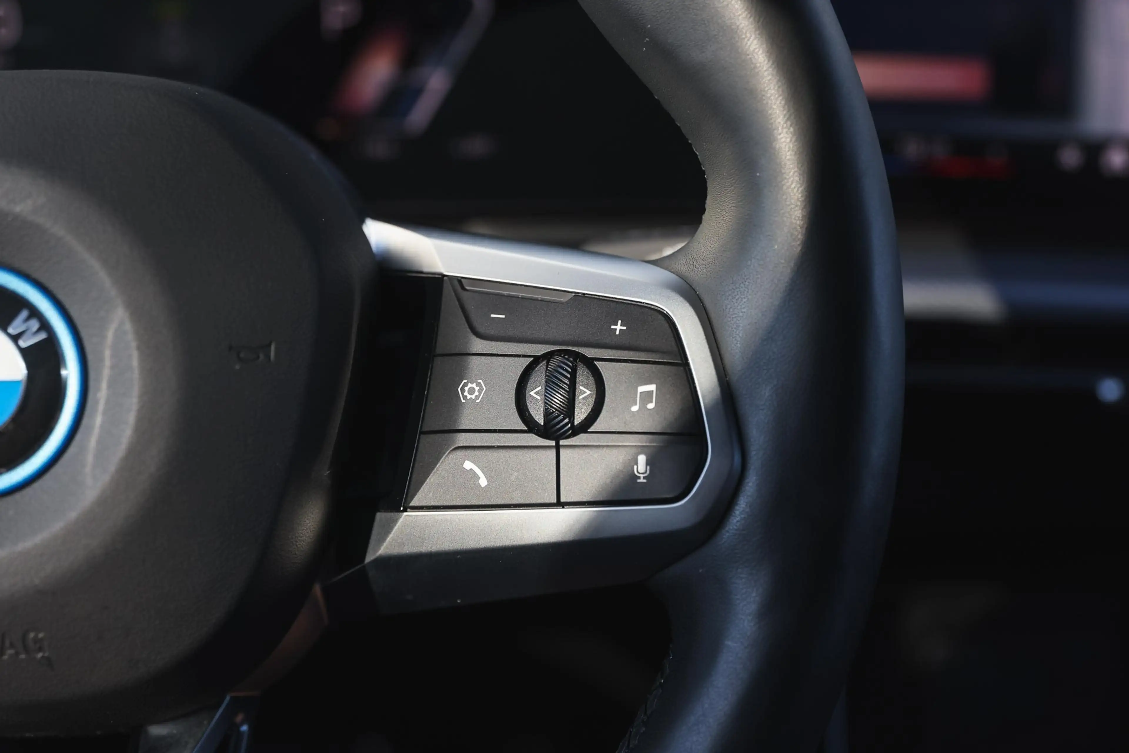 BMW iX2 eDrive20 M Sport / Sportstoelen / Comfort Access / — photo 15