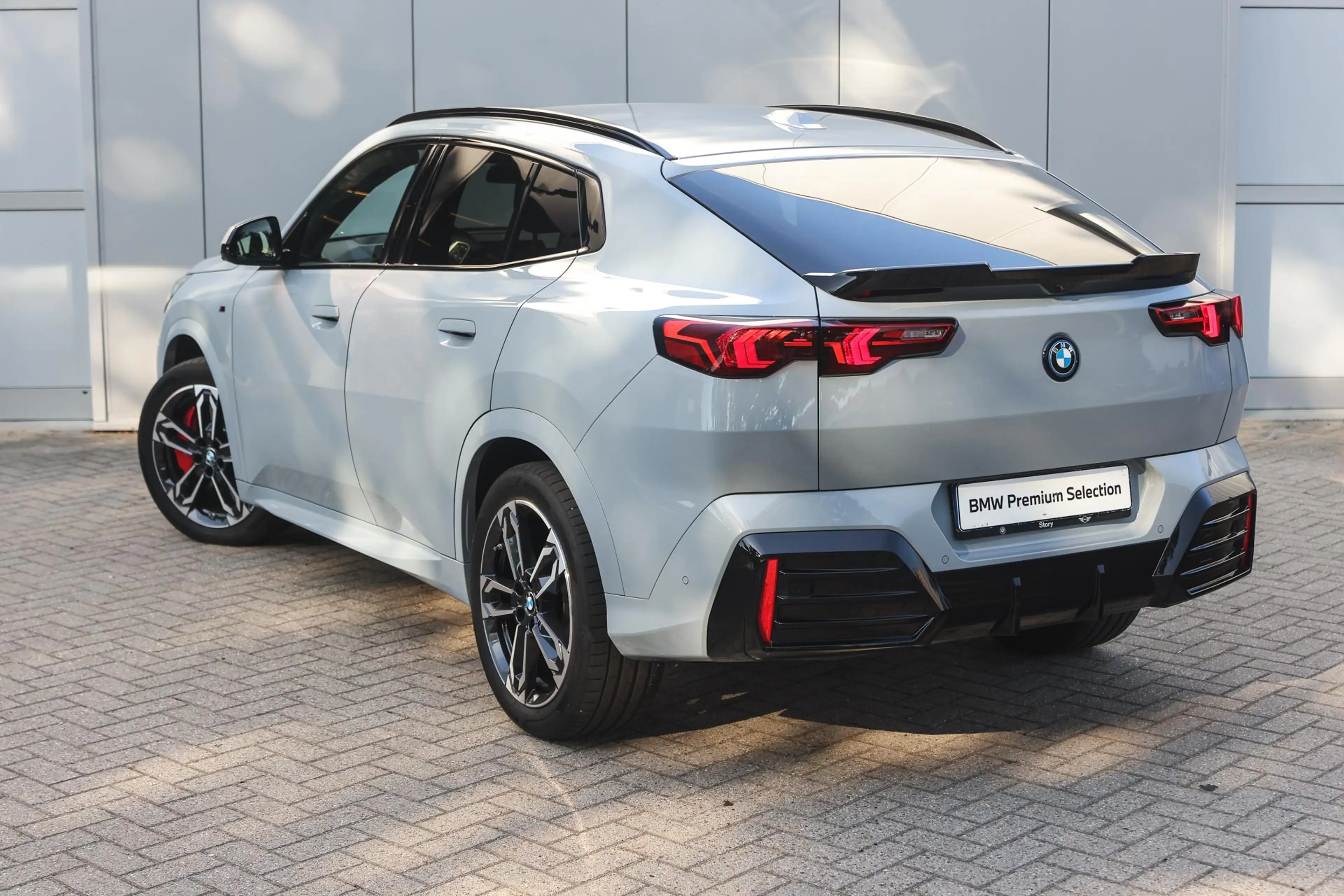 BMW iX2 eDrive20 M Sport / Sportstoelen / Comfort Access / — photo 2