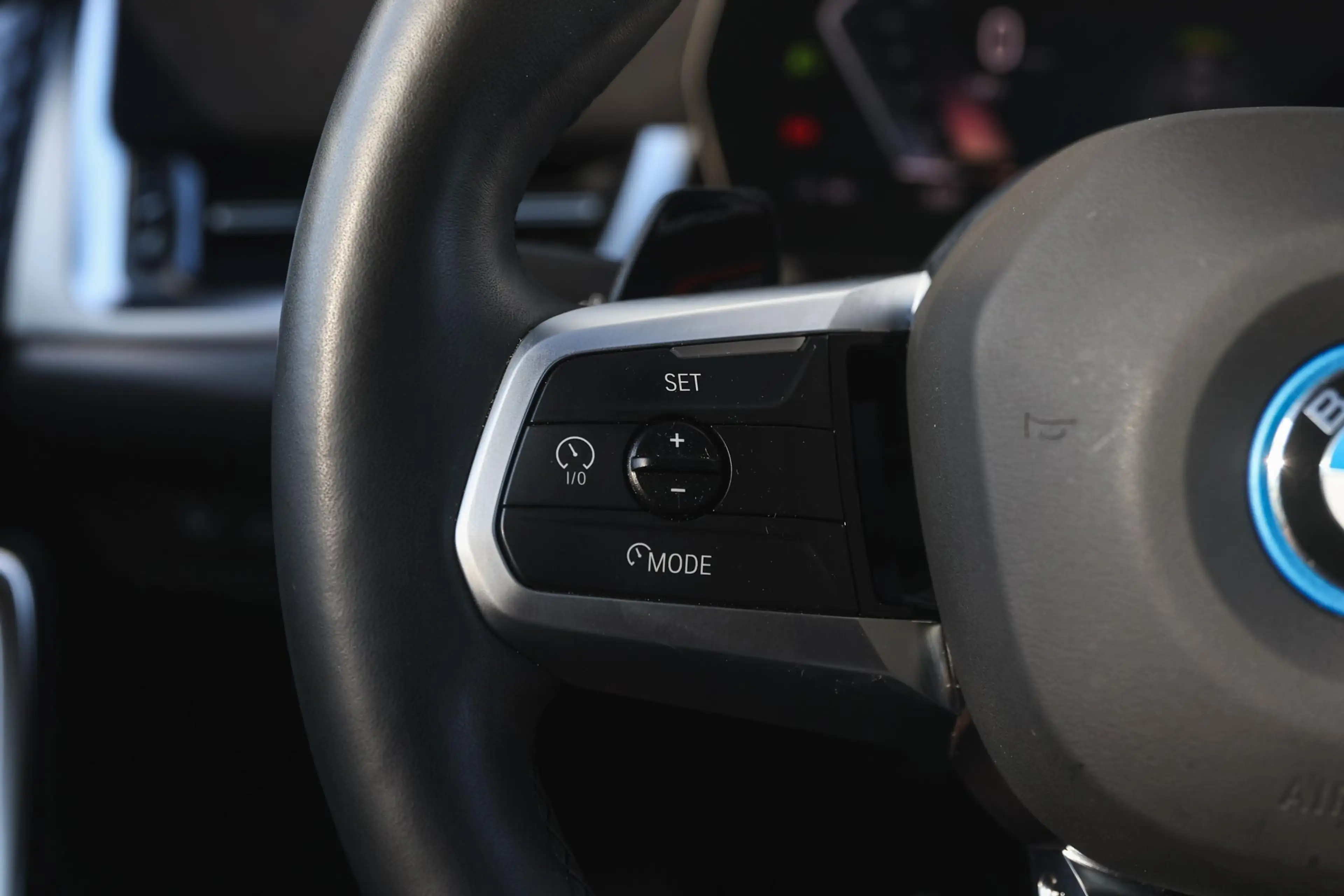 BMW iX2 eDrive20 M Sport / Sportstoelen / Comfort Access / — photo 14