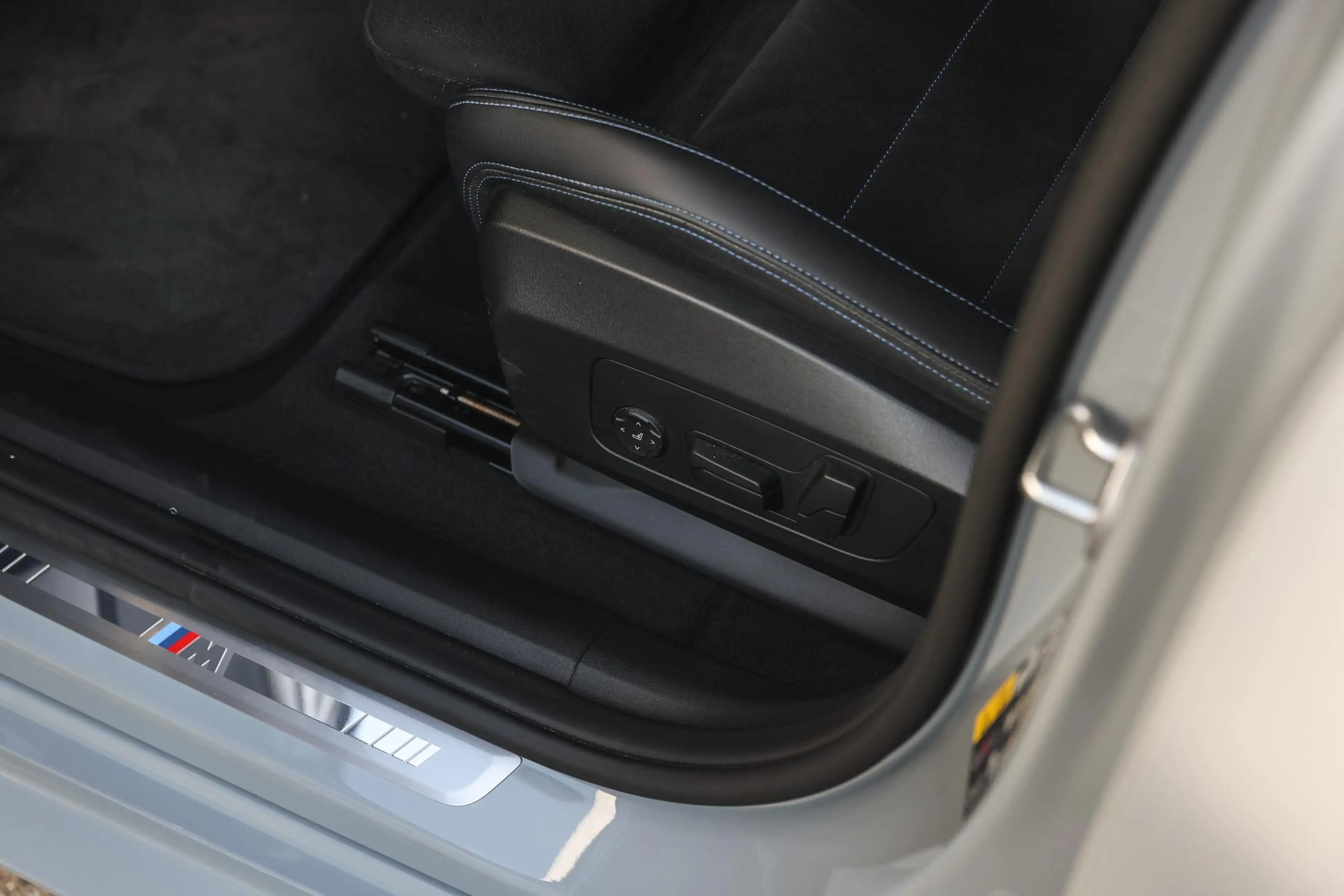 BMW iX2 eDrive20 M Sport / Sportstoelen / Comfort Access / — photo 13