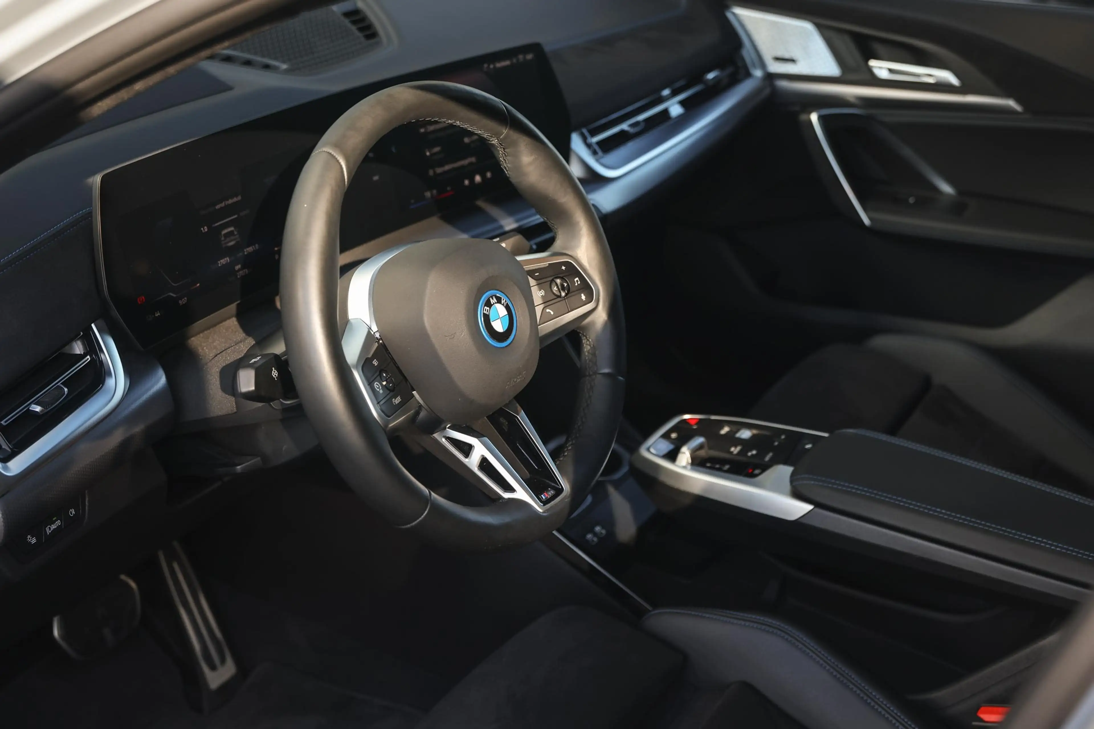 BMW iX2 eDrive20 M Sport / Sportstoelen / Comfort Access / — photo 9